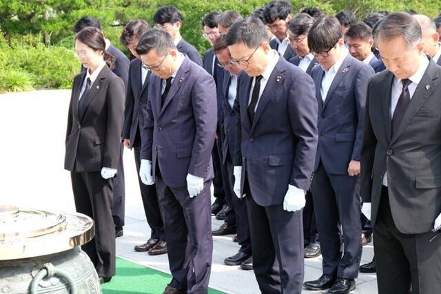 손재일 대표(오른쪽에서 2번째) 등 한화에어로스페이스·한화시스템·한화오션 등 방산 3사 임직원들이 지난 19일 국립서울현충원에서 참배하고 있다. /한화에어로스페이스