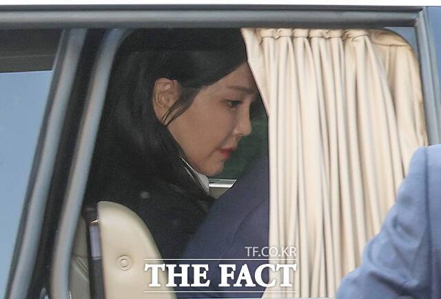 윤석열 전 대통령의 부인 김건희 여사가 4월 11일 오후 서울 용산구 대통령 관저를 떠나고 있다. /서예원 기자