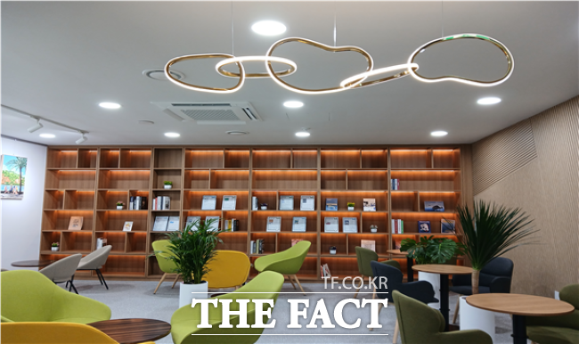 군포 당동도서관 북카페./군포시