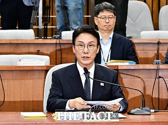 김민석 국무총리 후보자는 24일 중국 칭화대 법학 석사 학위 취득 과정에서 '중국 체류일이 4일에 불과하다'는 주장에 대해 사실과 다르다고 반박했다. 김 후보자는 이와 관련한 자료제출 요구에 동의 의사를 밝혔다. /국회=배정한 기자