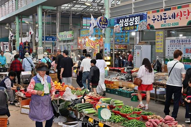 영해만세시장을 방문한 행사 참가자들/사진-한국관광공사