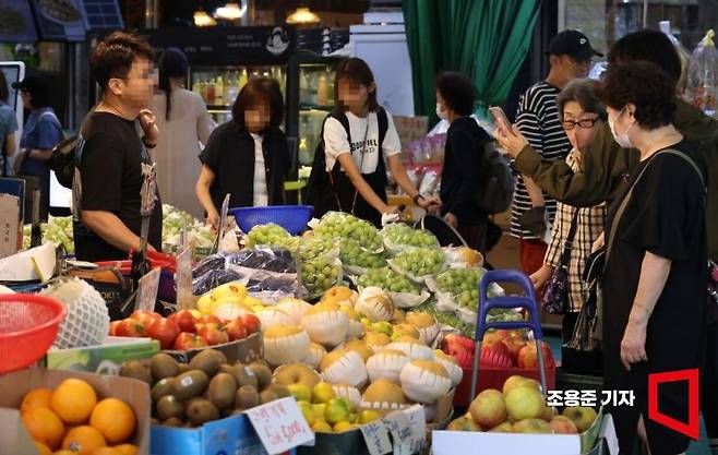 추석 연휴를 일주일 앞둔 21일 서울 마포구 망원시장을 찾은 시민들이 제수용품을 구입하고 있다. 사진=조용준 기자 jun21@
