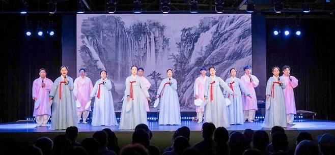 23일 '2025 오사카엑스포' 실내 페스티벌 스테이션에서 크라운해태제과 임직원들이 '경기민요'를 공연하고 있다. [사진=크라운해태제과 제공]