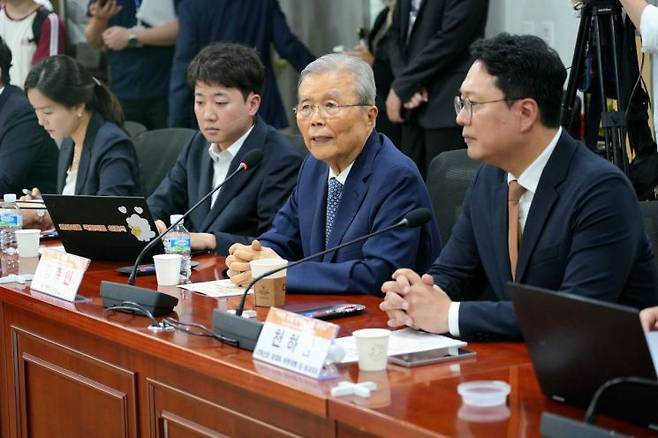 개혁신당은 23일 6·3 대선 평가 세미나를 열고 이준석 전 후보가 득표한 8.34%의 의미와 성과, 한계 등을 논의했다. 개혁신당