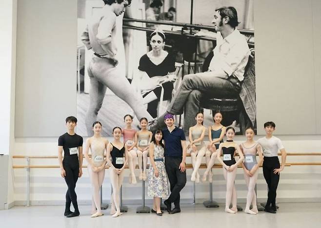 지난 16일(현지 시간) 독일 슈투트가르트 소재 슈투트가르트 국립극장에서 초록우산과 포르쉐코리아가 지원한 '포르쉐 터보 포 드림 발레' 해외 발레단이 슈투트가르트 발레단 수석무용수 데이비드 무어 클래스를 듣고 기념 사진을 촬영하고 있다. 초록우산
