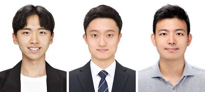 우상혁(오른쪽) 중앙대학교 화학공학과 교수, 박준용 중앙대 박사과정생. 문찬식 석사졸업생. 중앙대학교