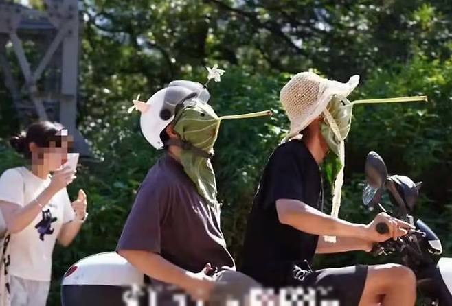 연잎 마스크를 쓰고 오토바이를 타는 중국 청년들. 바이두