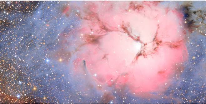 베라 루빈 천문대 카메라로 촬영한 삼열성운과 라군성운을 가로지르는 장면. 거대한 이미지의 일부분이다. /NSF/DOE