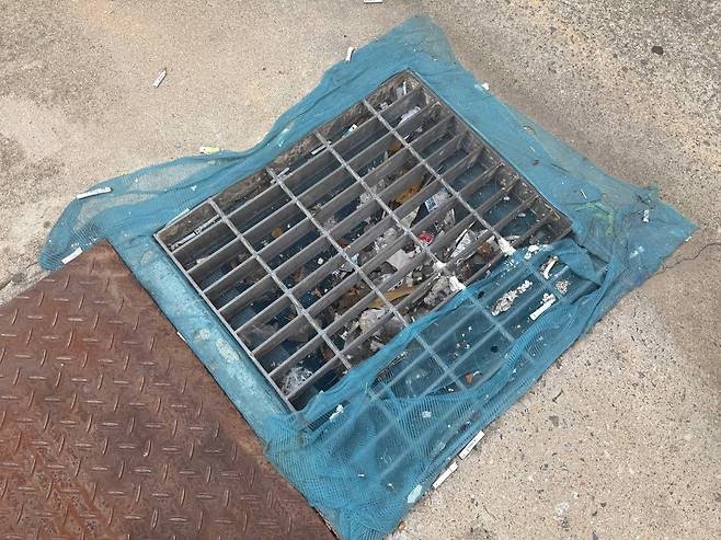 23일 오후 4시쯤 서울 관악구 신림동의 한 빌라촌. 반지하 가구 바로 앞 빗물 배수구가 쓰레기로 가득 차 있다. 지난 2022년 침수 피해가 발생해 일가족이 목숨을 잃은 건물의 부근이다. /이호준 기자