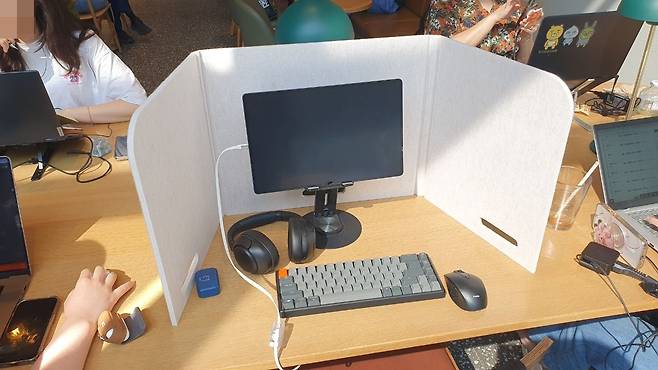 23일 서울 마포구의 한 스타벅스 매장에 한 손님이 칸막이와 태블릿, 키보드 등으로 자리를 선점하고 있다 /유병훈 기자