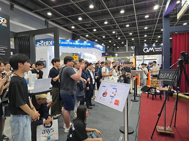 24일 서울 양재aT센터에서 열린 퀀텀 코리아 2025 전시장의 한국연구재단 부스에서 마술쇼가 열렸다./홍아름 기자
