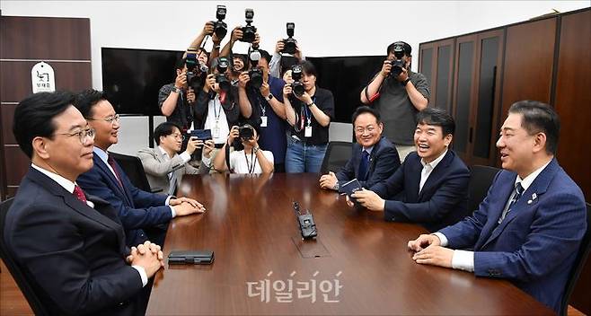 김병기 더불어민주당 원내대표와 송언석 국민의힘 원내대표 등 여야 원내지도부가 지난 18일 오후 서울 여의도 국회 더불어민주당 원내대표실에서 회동하고 있다. ⓒ데일리안 홍금표 기자