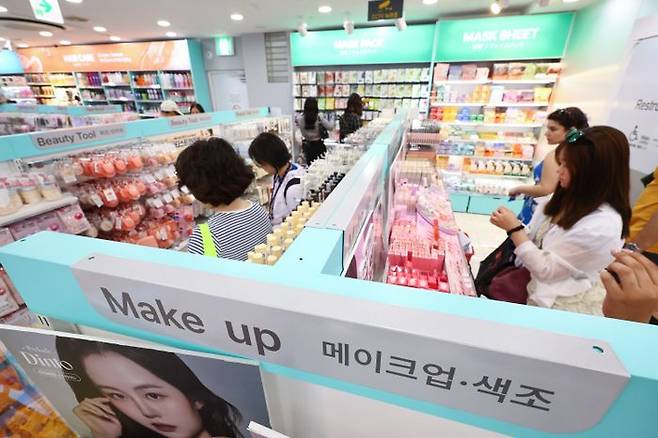 외국인 관광객들이 화장품을 살펴보고 있다(자료사진). ⓒ뉴시스