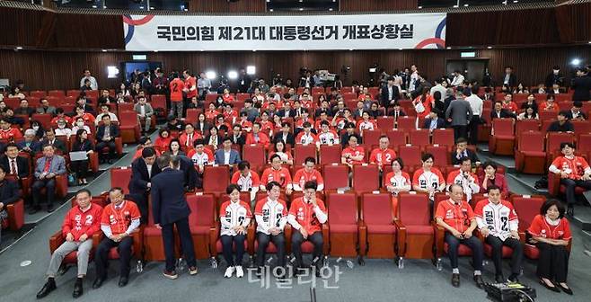 국민의힘 당 지도부가 3일 서울 여의도 국회 도서관에 마련된 국민의힘 개표 상황실에서 제21대 대통령 선거 방송3사 출구조사 결과를 보고 있다. ⓒ데일리안 방규현 기자