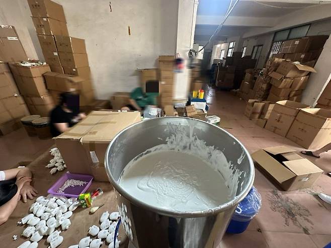 에이피알 메디큐브 중국산 가품 제조 적발 현장. 열악한 환경에서 제조되고 있는 것을 확인할 수 있다. ⓒ에이피알