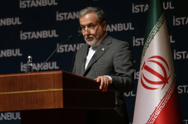 압바스 아락치 이란 외무장관이 22일(현지시간) 튀르키예 이스탄불에서 기자 회견을 진행하고 있다. ⓒAP/연합뉴스