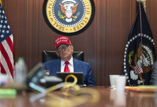 도널드 트럼프 미국 대통령이 지난 21일 백악관에서 미군의 이란 핵 시설 폭격을 지켜보고 있다. ⓒAP/뉴시스