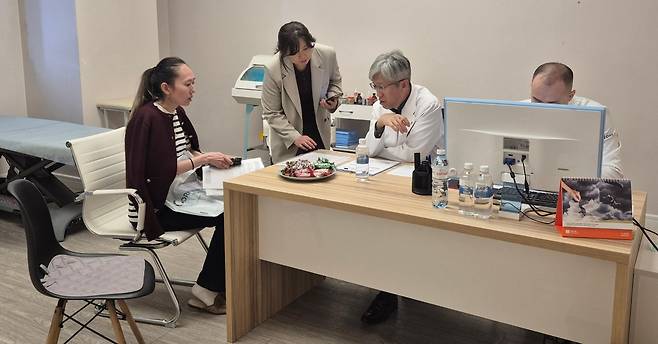 4월 오픈헬스케어 코리안 메디컬 센터에서 파견 온 임수빈 순천향대 부천병원 신경외과 교수(가운데)가 현지 의사와 함께 카자흐스탄 환자를 진료하고 있다.