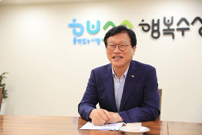 23일 대구 수성구청 집무실에서 김대권 수성구청장이 인터뷰를 진행하고 있다. 김 구청장은 “신청사는 주변 환경과 조화를 이루며 지역의 정체성을 담아낸 독창적이고 미래 지향적인 건축물이 될 것”이라고 밝혔다. 대구 수성구 제공