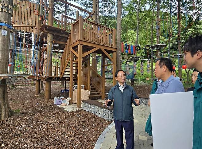 심민 전북 임실군수(왼쪽)가 성수면 성수산 자연휴양림에 조성 중인 산림 레포츠 시설을 찾아 준공을 앞두고 주요 시설을 점검하고 있다. 임실군 제공