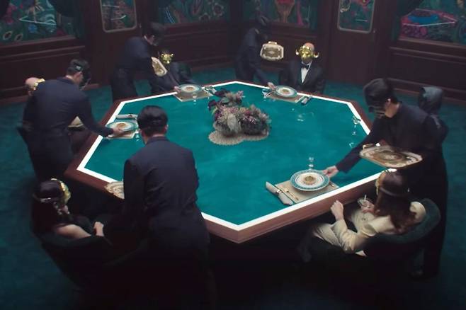 14일 공개된 ‘오징어 게임’ 시즌3 최종 예고편에 등장한 ‘황금 가면’의 모습. 목숨을 건 게임을 오락처럼 관람하며 여유롭게 식사를 즐기고 있다. 넷플릭스 제공