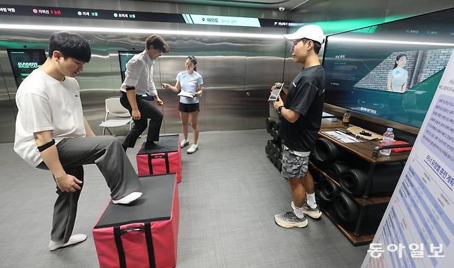 12일 오후 서울 영등포구 지하철 5호선 여의나루역 지하 1층에 마련된 러닝 특화 공간 ‘러너스테이션’에서 ‘나의 러닝 페이스 찾기’ 프로그램에 참여한 시민들이 러닝 전문 코치의 지도를 받고 있다. 장승윤 기자 
tomato99@donga.com