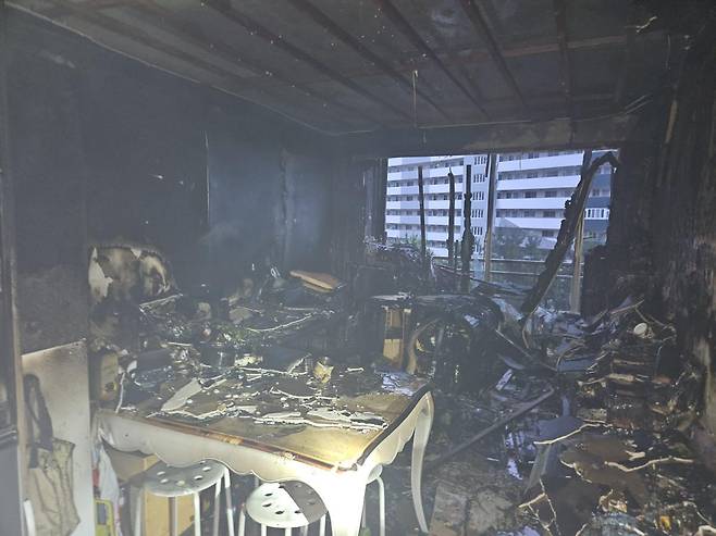 24일 오전 부산 부산진구 개금동 아파트 화재 현장. (부산소방재난본부 제공) 뉴스1