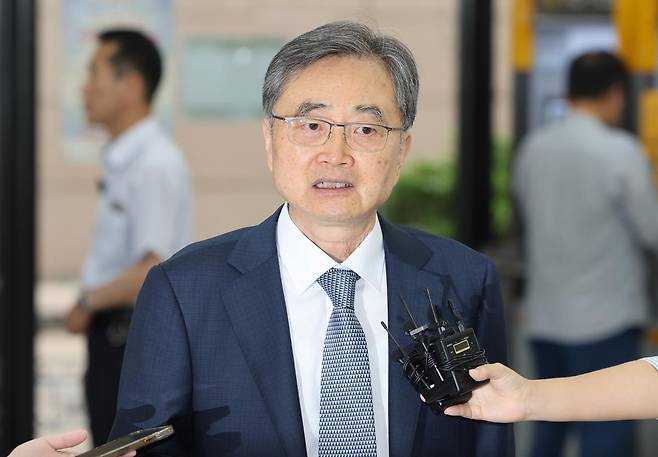 조현 외교부 장관 후보자가 24일 오전 서울 종로구 대우빌딩에 마련된 인사청문회 준비 사무실로 출근하며 취재진의 질문에 답변하고 있다. 2025.06.24. 뉴시스