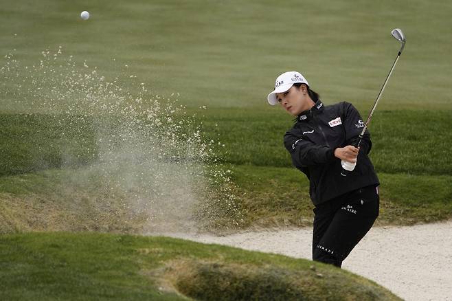 2014년 한국여자프로골프(KLPGA)투어에서 신인왕을 차지한 뒤 이듬해 미국여자프로골프(LPGA)투어에 진출했던 백규정은 윤이나의 부진의 원인으로 그린 적중률을 꼽았다. 국내와 달리 미국 무대는 그린 주변에 함정이 많고 어려워 그린에 적중하지 못하면 많은 타수를 잃을 수 있다는 것이다. 사진은 4월 열린 LPGA투어 T-모바일 매치플레이에서 벙커샷을 하는 윤이나. 라스베가스=AP 뉴시스