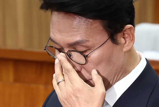 김민석 국무총리 후보자가 24일 서울 여의도 국회에서 열린 인사청문회에서 안경을 고쳐쓰고 있다. 2025.6.24/뉴스1