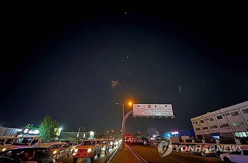 23일(현지시간) 이란이 보복 공격을 했다고 밝힌 이후 카타르 도하 하늘에 발사체 흔적이 보이고 있다.  [도하 로이터=연합뉴스]