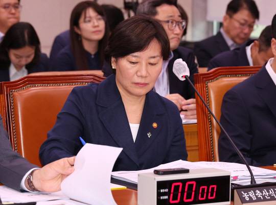 장관 인선에서 유임된 송미령 농림축산식품부 장관이 23일 국회에서 열린 농림축산식품해양수산위원회 전체회의에 참석해 있다.  연합뉴스