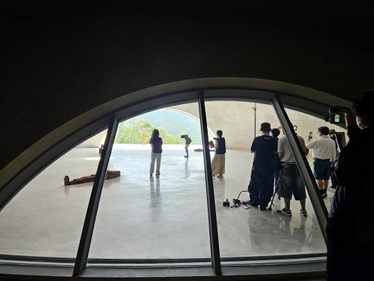 '그라운드'에 들어서자마자 보이는 '옵저베이션 룸'. 밖으로는 산이 보인다.  김나인기자