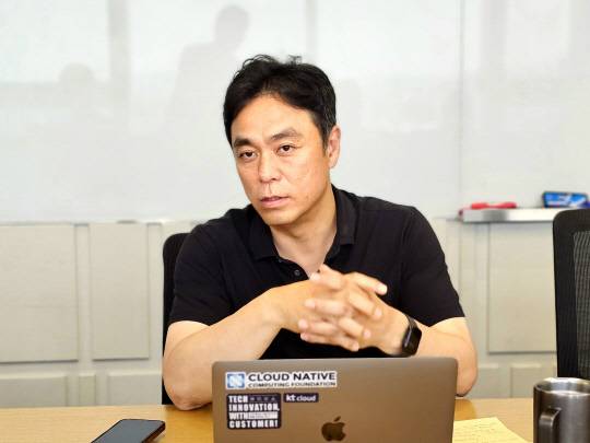 최지웅 한국클라우드산업협회장이 24일 서울 강남 KT클라우드 사무실에서 열린 간담회에서 기자들의 질문에 답하고 있다. 팽동현 기자