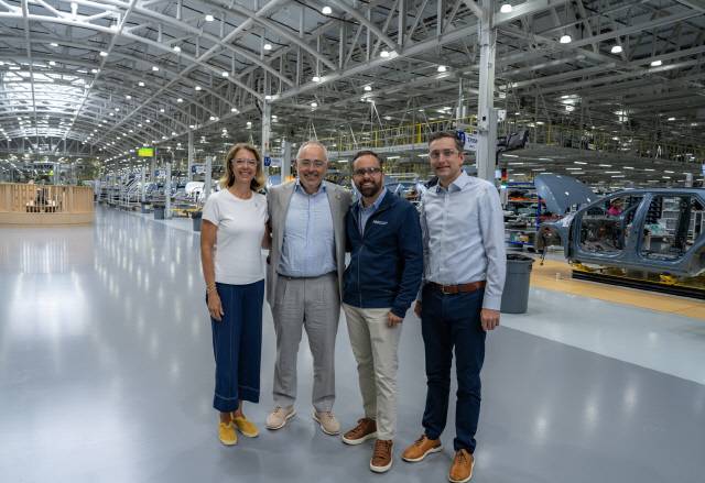 앙헬 카브레라(왼쪽 2번째) 조지아공대 총장을 비롯한 대학 관계자들이 HMGMA에 방문해 생산시설을 견학하고 기념촬영을 하고 있다. HMGMA 제공