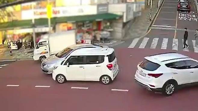 지난 2020년부터 4년간 부산과 대구 등지에서 고의사고로 보험사기를 120차례 벌여온 A씨 일당이 경찰에 붙잡혔다. 사진은 교차로에서 우회전 하던 SM5 차량에 A씨 일당의 레이 차량이 고의로 가속하며 충돌 사고를 낸 현장 모습. 부산경찰청 제공