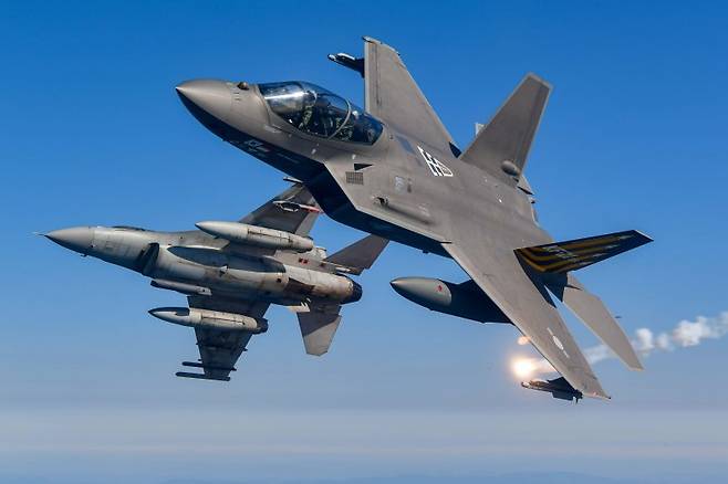 KF-21과 KF-16이 시험비행하고 있는 모습. 공군 제공