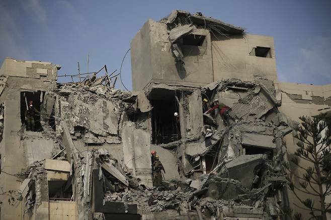 24일(현지 시간) 이스라엘 남부 베르셰바에서 이스라엘 군인과 구조대가 이란의 미사일 공격으로 파괴된 주거 건물 잔해를 수색하고 있다. 도널드 트럼프 미국 대통령이 이란과 이스라엘이 휴전에 합의했다고 발표한 가운데 이란의 미사일 공습으로 이스라엘 남부에서 최소 3명이 숨지고 8명이 다친 것으로 알려졌다.사진=뉴시스화상