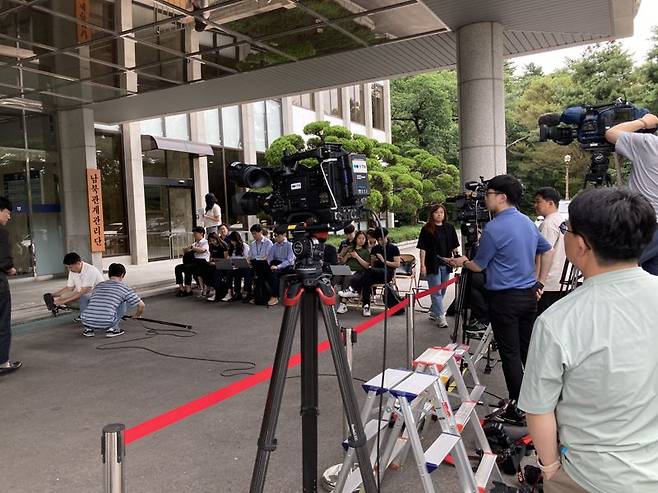 미국과 일본 외신을 비롯한 국내 언론사들이 24일 서울 삼청동 남북관계관리단에서 정동영 통일부 장관 후보자를 취재하기 위해 몰려 있다. 사진=김경수 기자