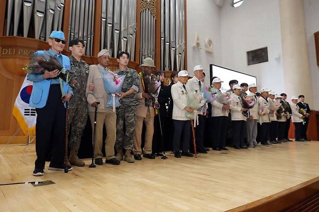 계명대가 24일 6·25전쟁 75주년 추념식 행사를 진행했다(외국인 참전용사 3명과 국내 참전용사 9명). 계명대 제공