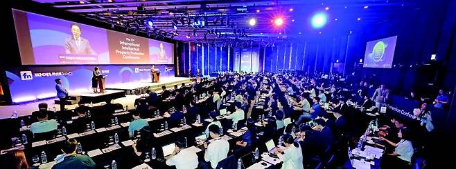 파이낸셜뉴스와 특허청이 24일 서울 중구 웨스틴조선호텔에서 '명품특허에 기반한 지식재산 보호·경영 전략'을 주제로 공동 주최한 제15회 국제지식재산보호컨퍼런스에서 김완기 특허청 청장이 환영사를 하고 있다. 사진=박범준 기자