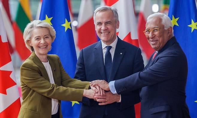 23일(현지시각) 벨기에 브뤼셀에서 우르술라 폰데어라이엔 유럽연합 집행위원장과 마크 카니 캐나다 총리, 안토니우 코스타 유럽연합 정상회의 상임의장은 유럽연합-캐나다 정상회담을 열었다. EPA연합뉴스