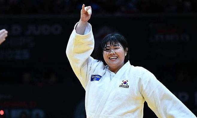 김하윤이 20일(한국시각) 헝가리 부다페스트에서 열린 2025 국제유도연맹(IJF) 세계선수권 여자 최중량급 결승에서 우승이 확정되자 프로야구 롯데 자이언츠의 ‘약속 세리머니’를 선보이고 있다. 국제유도연맹 제공