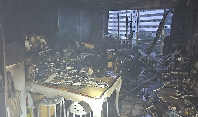 24일 새벽 4시15분께 부산 부산진구 개금동의 한 아파트 4층에서 원인을 알 수 없는 불이 났다. 부산시 소방재난본부 제공