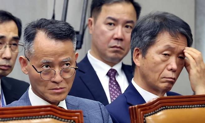 지난해 7월1일 오전 서울 여의도 국회에서 열린 운영위원회 전체회의에 참석하는 이충상(왼쪽)·김용원 상임위원이 의원들의 질의를 듣고 있다. 김경호 선임기자 jijae@hani.co.kr