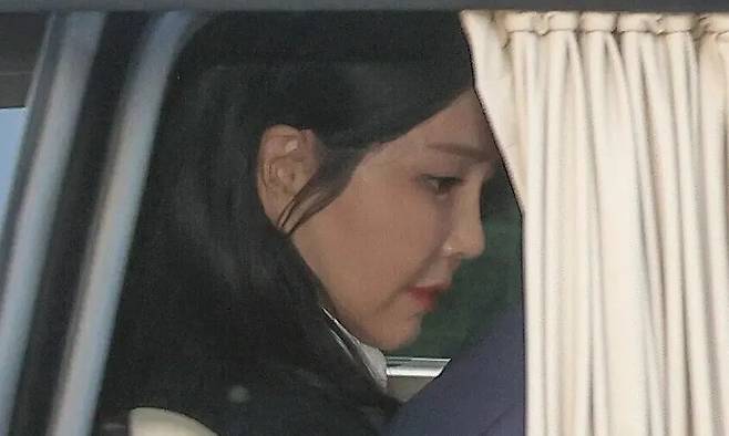 윤석열 전 대통령 부인 김건희 여사가 헌법재판소 파면 선고 후 7일만인 지난 4월11월 오후 서울 용산구 한남동 관저를 떠나고 있다. 공동취재사진