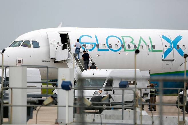 20일 미국 인디애나주 게리시카고 공항에서 미국 이민세관단속국(ICE)에 구금된 이민자들이 비행기에 오르고 있다. 로이터 연합뉴스