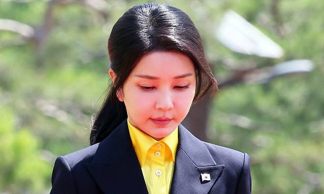 한국을 국빈 방문한 UAE 모하메드 대통령의 공식 환영식이 2024년 5월29일 서울 용산 대통령실청사에서 열린 가운데 윤석열 대통령의 부인 김건희 여사가 사열대를 걷고 있다. 대통령실사진기자단