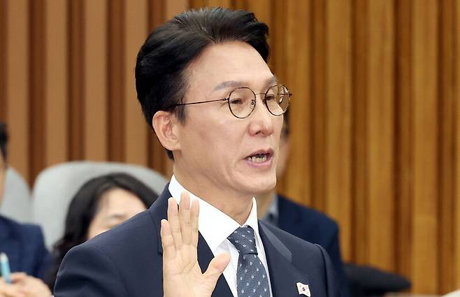 김민석 국무총리 후보자가 24일 서울 국회에서 열린 인사청문회에서 선서하고 있다. 김경호 선임기자 jijae@hani.co.kr