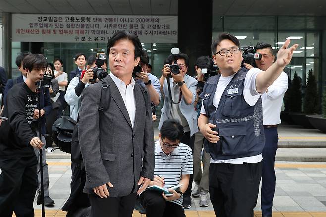 고용노동부 장관 후보자로 지명된 김영훈 전 민주노총 위원장(왼쪽)이 24일 오후 청문회 준비 사무실이 마련된 서울 중구 장교빌딩으로 출근하며 건물 들머리에서 노숙 농성중인 김정봉 금속노조 동부지역지회 부지회장의 요구사항을 듣고 있다. 김혜윤 기자 unique@hani.co.kr